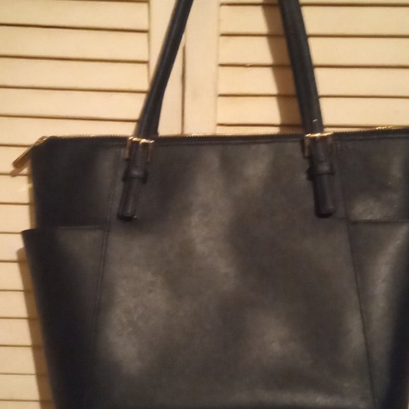 Black Michael Kors HandBag - Picture 4 of 8